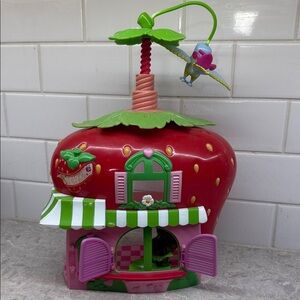 Vintage Strawberry Shortcake 2008 Playhouse with Parrot. Pre-loved.